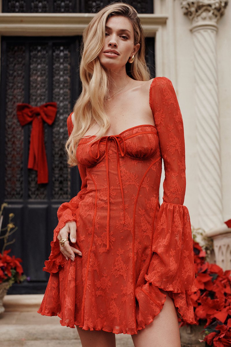 Elegant and flowing dress for a refined style